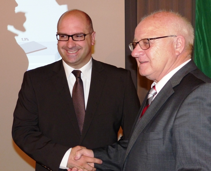 Der amtierende Bürgermeister Helmut Baust gratuliert dem Wahlsieger Jens Geiß.