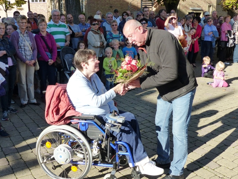 Dieter Burkard vom Heimat- und Kulturkreis übergibt Blumen an hilfreiche Hände.