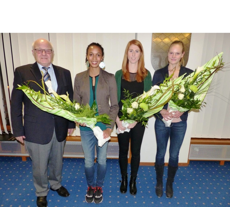 Foto vlnr: Bürgermeister Helmut Baust, Malaika Mihambo, Carina Frey, Hannah Mergenthaler