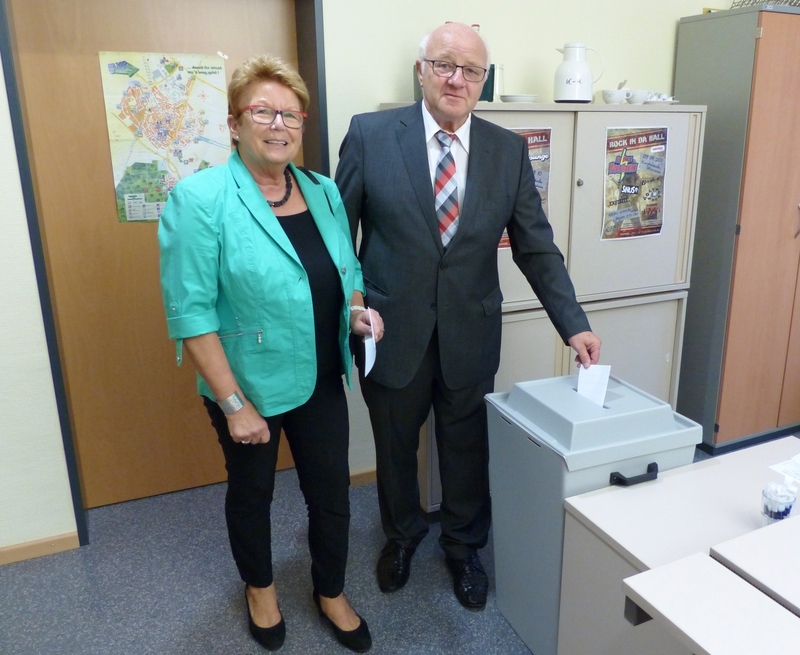 Bürgermeister Helmut Baust und Ehefrau Marianne bei der Stimmabgabe.