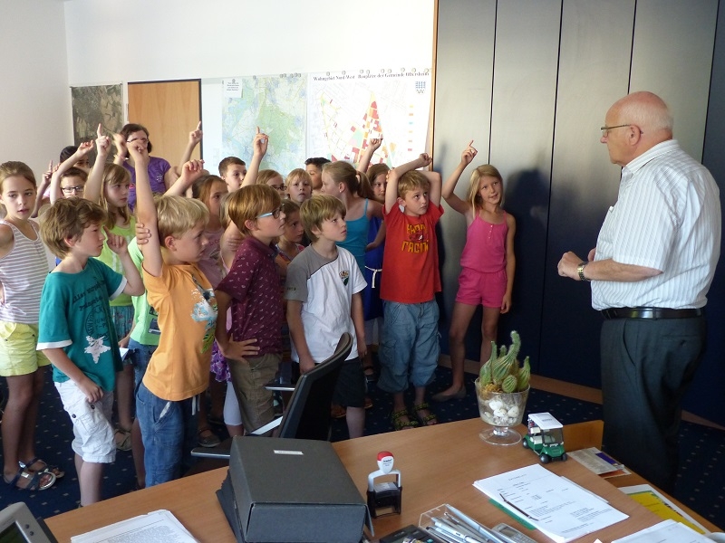 Bürgermeister Helmut Baust beantwortet alle Fragen der Kinder.