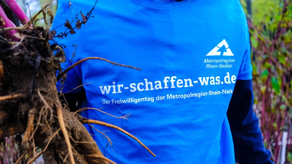 T-Shirt mit der Aufschrift wir-schaffen-was.de: Werbung für den Freiwilligentag 2024 der Metropolregion Rhein-Neckar