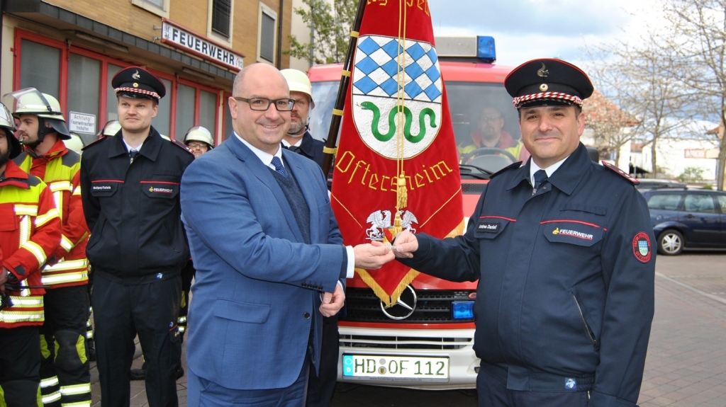 Bürgermeister Jens Geiß bekommt den Schlüssel vom alten Feuerwehrhaus von Kommandant Andrea Danieli überreicht.