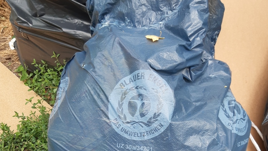 Ein blauer Müllsack gefüllt mit Abfall