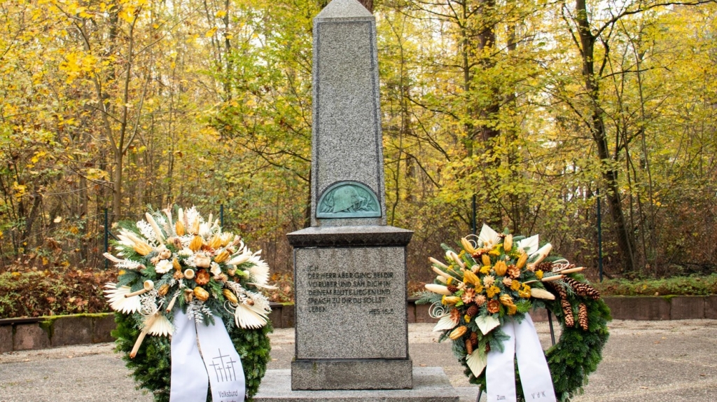 Das Ehrenmal auf dem Oftersheimer Friedhof.