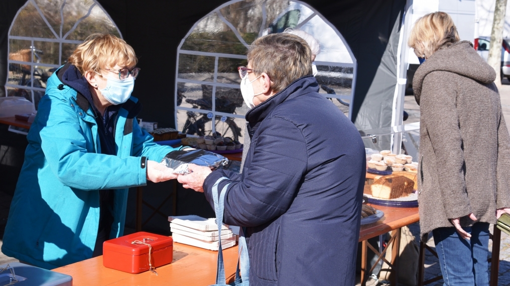 Bild vom Kuchenverkauf für die Ukraine im März 2022, organisiert vom Integrationsbüro und dem Asylkreis Oftersheim