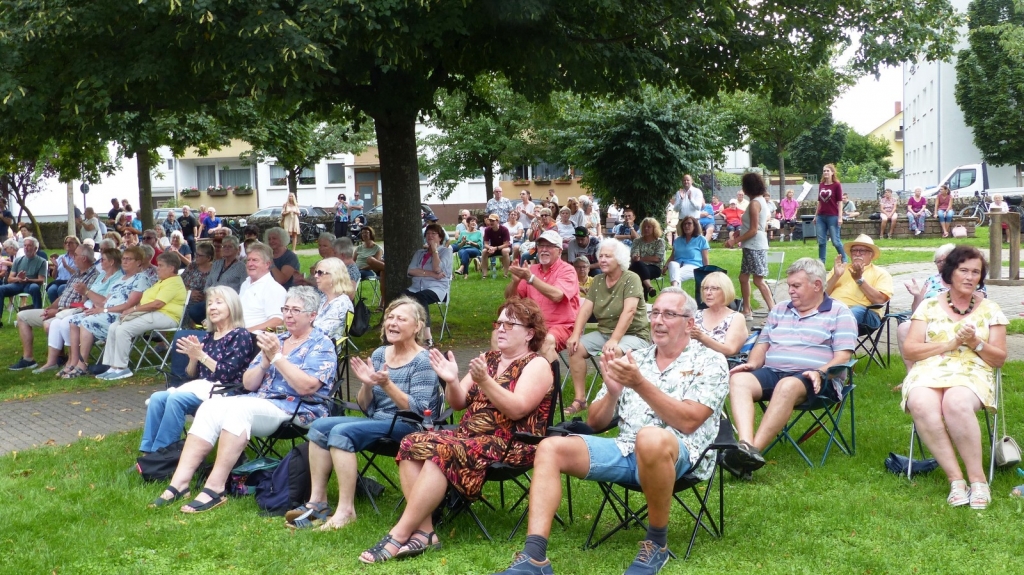 Italienische Musik zum Mitklatschen und Mitsingen - Naro Vitale war zu Gast bei Musik im Park in Oftersheim.
