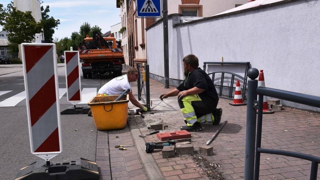 Mitarbeiter des Bauhofs tauschen das defekte Geländer an der Ecke Eichendorffstraße/Mannheimer Straße aus.