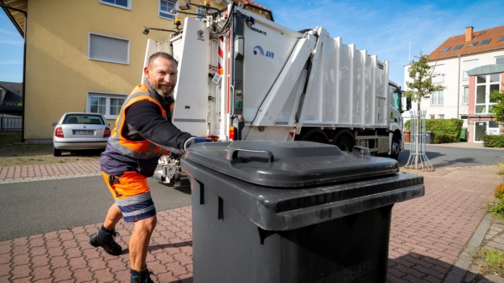 Der Griff zeigt zur Straße – so können die Müllwerker die Tonne schneller zum  Müllfahrzeug heranziehen und leeren. (Bild: AVR)