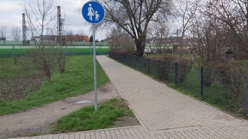 Die Umlaufsperren zwischen Nansenstraße und Bahnlinie wurden entfernt; auf dem Gehweg ist jetzt auch Radfahren möglich.