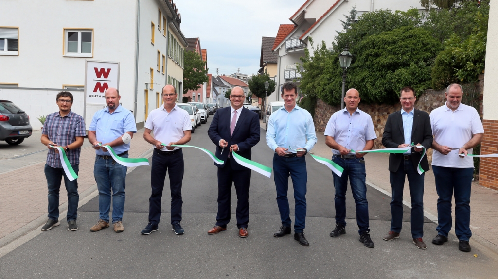 Mit dem traditionellen Schnitt durch ein grün-weißes Band eröffneten Bürgermeister Jens Geiß, Alexander Kulagin vom Bauamt sowie mehrere Vertreter der an diesem Bauprojekt beteiligten Unternehmen eine der wichtigsten Verkehrsadern der Gemeinde.