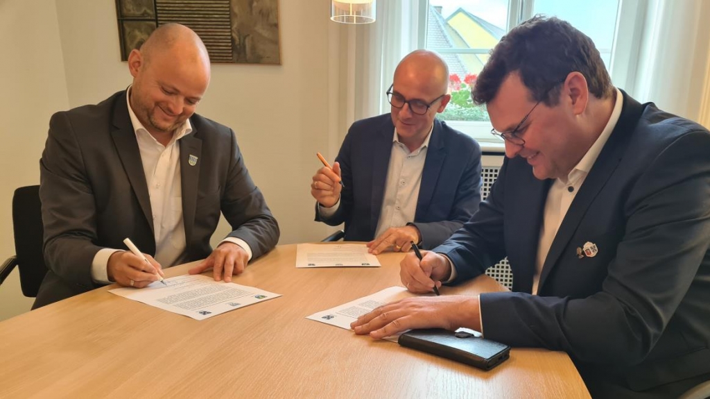 Bürgermeister Pascal Seidel, Oberbürgermeister Dr. René Pöltl und Bürgermeister Nils Drescher unterzeichnen die Solidaritätspartnerschaft für das ukrainische Kozelets.