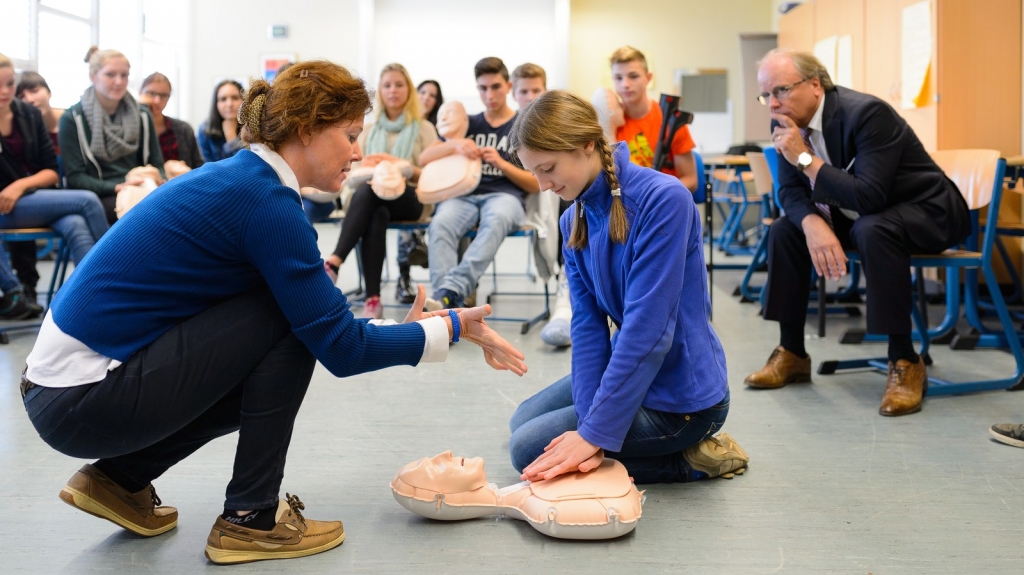 Ein Schulkind übt unter Anleitung die Herzdruck-Massage. Foto: Deutscher Rat für Wiederbelebung e.V. (GRC)