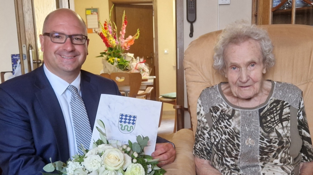 Bürgermeister Jens Geiß gratulierte Martha Schwarz zu ihrem 100. Geburtstag (Foto: Gemeinde)