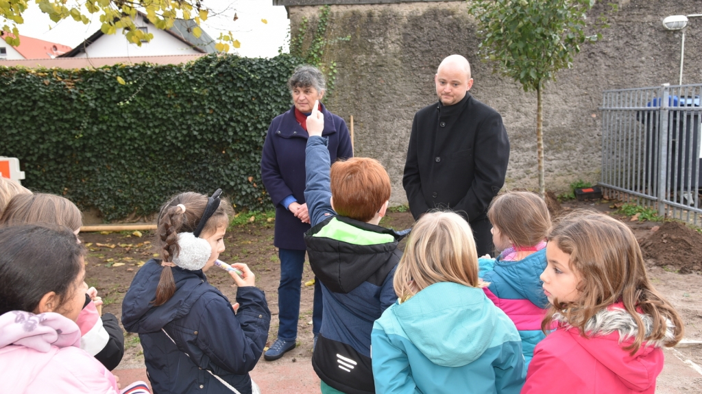 Apfelbaum auf dem Schulhof: kommissarische Schulleiterin Ines Hieltscher, Bürgermeister Pascal Seidel mit Schulkindern