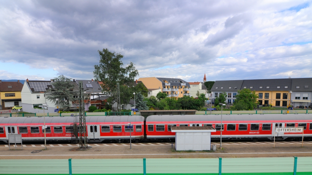 Blick auf einen Zug am Oftersheimer Bahnhof
