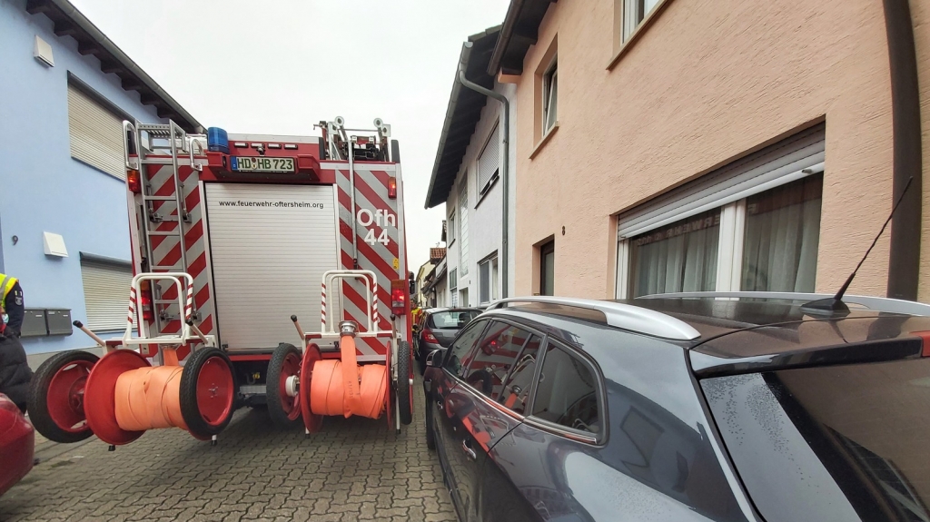 Enge Straße in Oftersheim, die Feuerwehr kommt kaum durch zwischen den parkenden Autos.