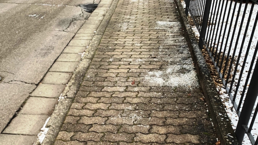 Streusalz auf dem Gehweg - in der Regel verboten, nur bei Eisregen erlaubt.