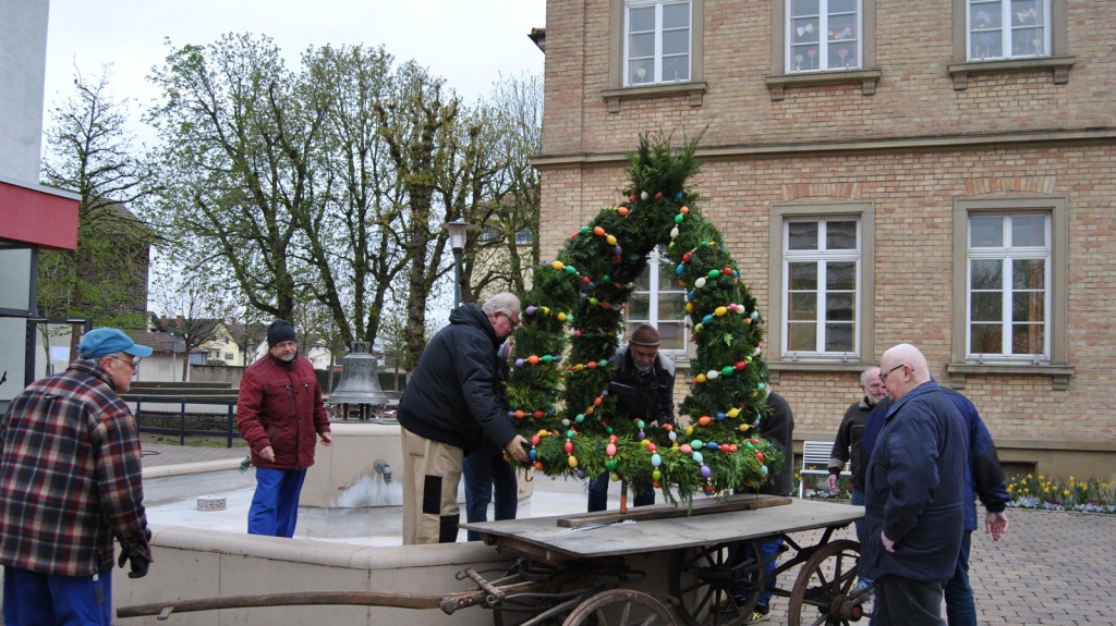 Die Mitglieder des Heimat- und Kulturkreises stellen die Osterkrone auf. Foto: Gemeinde