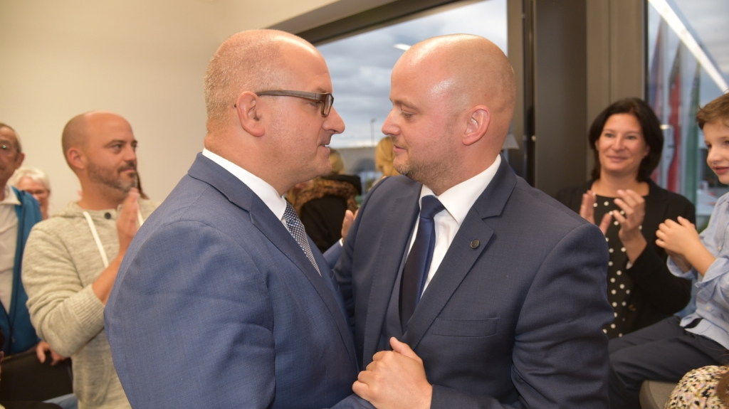  Der amtierende Bürgermeister Jens Geiß (links) gratuliert seinem Nachfolger, dem neu gewählten Bürgermeister Pascal Seidel (rechts).