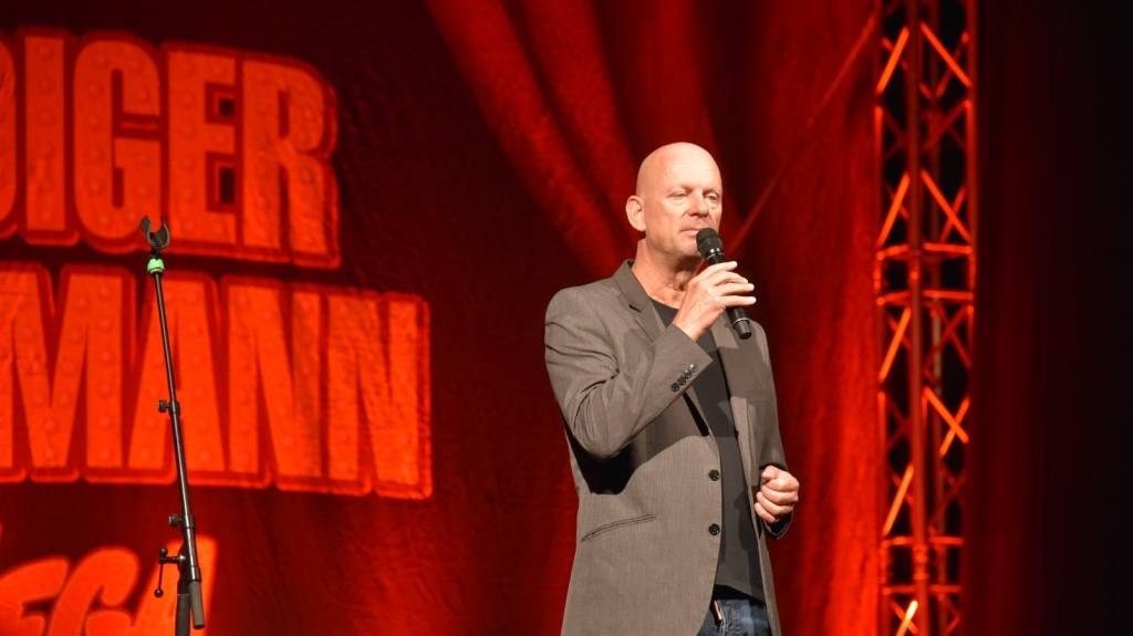Der Komiker Rüdiger Hoffmann auf der Bühne in der Roland-Seidel-Halle.
