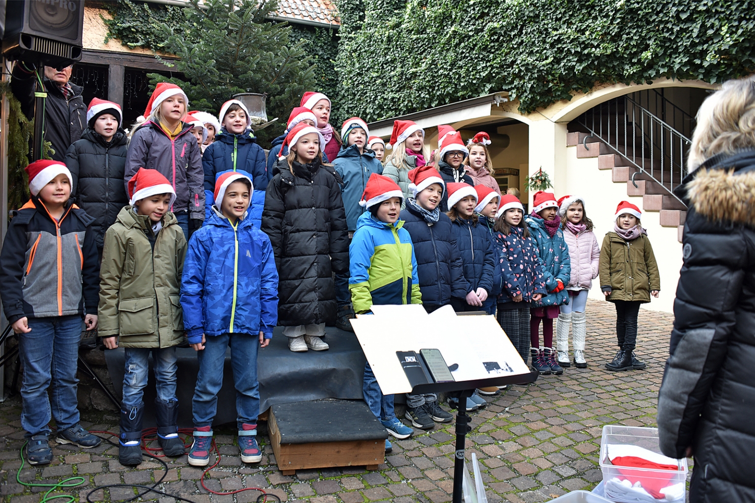 Auch Kinder der Theodor-Heuss-Schule gaben Weihnachtliches zum Besten. 