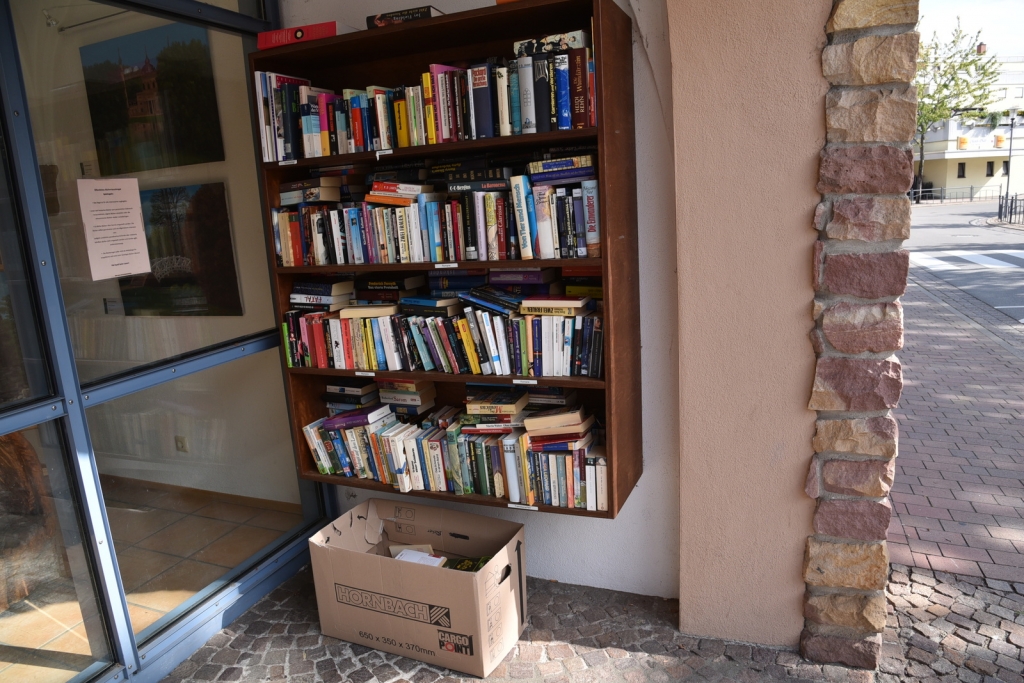 Die Pappkartons vor dem Bücherregal sollen durch Holzkisten ersetzt werden.
