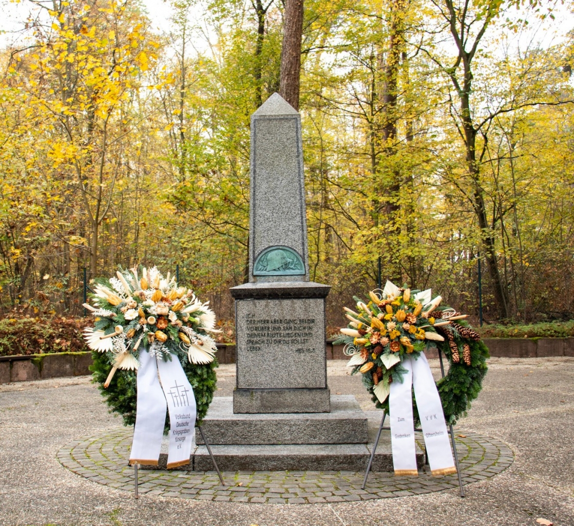 Das Ehrenmal auf dem Oftersheimer Friedhof.