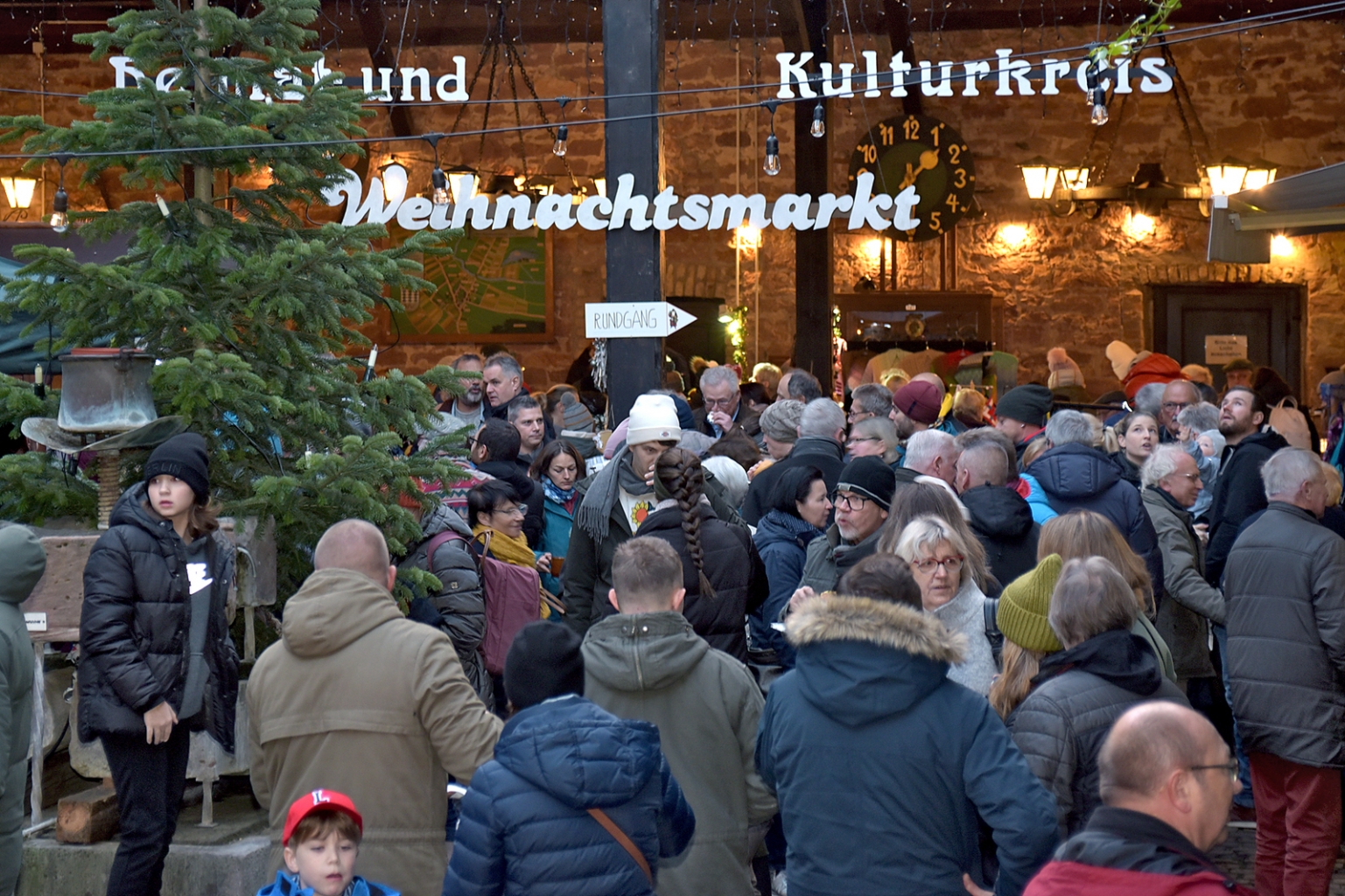 Großer Andrang beim diesjährigen Weihnachtsmarkt des Heimat- und Kulturkreises Oftersheim.