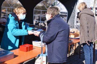 Bild vom Kuchenverkauf für die Ukraine im März 2022, organisiert vom Integrationsbüro und dem Asylkreis Oftersheim