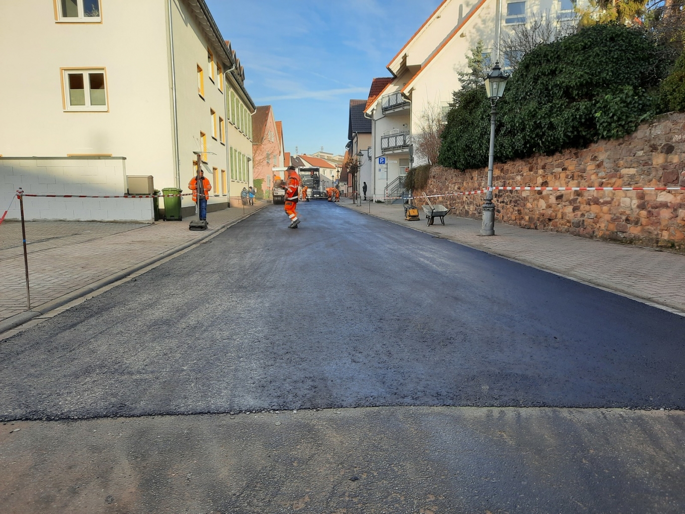Die ersten drei Bauabschnitte der Kanalsanierung in der Mannheimer Straße sind jetzt fertig asphaltiert und für den Verkehr wieder freigegeben.