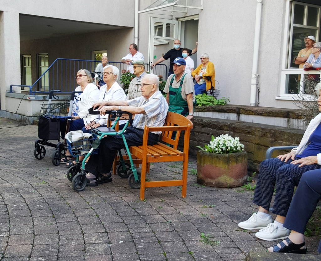 BewohnerInnen des Siegwald-Kehder-Haus beim Zuhören.
