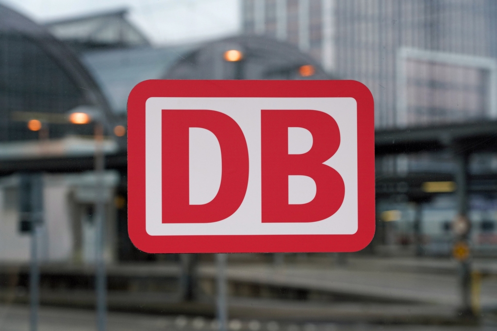 Schild der Deutschen Bahn an einem Bahnhof (Bild: Deutsche Bahn)