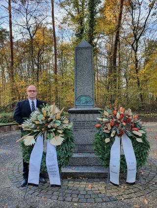 Bürgermeister Jens Geiß am Volkstrauertag auf dem Friedhof.