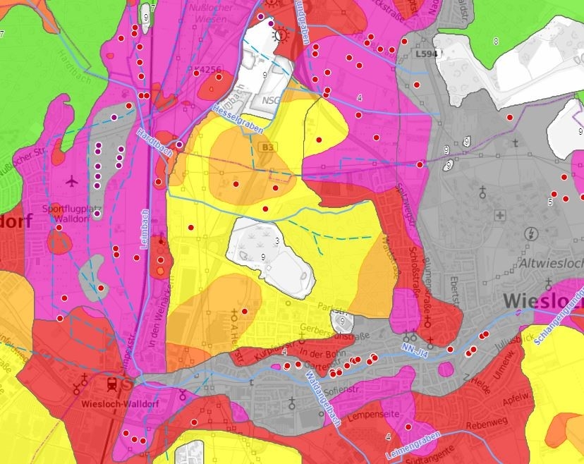 Bildausschnitt mit veranschlagter Cadmiumbelastung im Bereich Walldorf/Wiesloch. Die Gehalte sind überwiegend „sehr hoch“ (rot), „äußerst hoch“ (pink) oder „am höchsten“ (grau). Die roten Punkte stehen für festgestellte Höchstmengen-Überschreitungen.