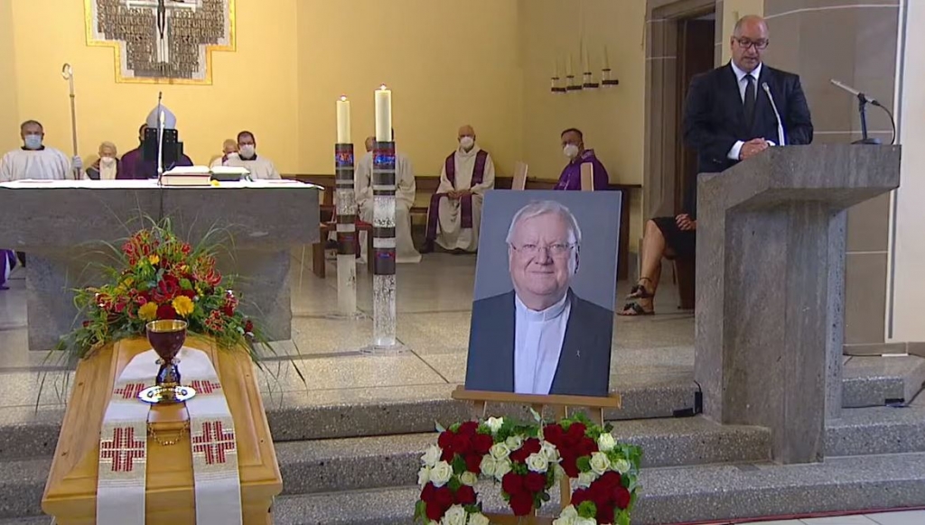 Bildausschnitt aus der gestreamten Trauerfeier in der St. Kilian Kirche. Rechts Bürgermeister Jens Geiß