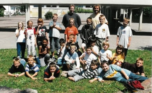 Ein Foto aus den Anfängen. 2002 wurde die Natur AG ins Leben gerufen. Zu sehen ist eine Kindergruppe um die Leiter Peter Rösch und Holger Hitzelberger.
