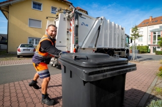 Der Griff zeigt zur Straße – so können die Müllwerker die Tonne schneller zum  Müllfahrzeug heranziehen und leeren. (Bild: AVR)