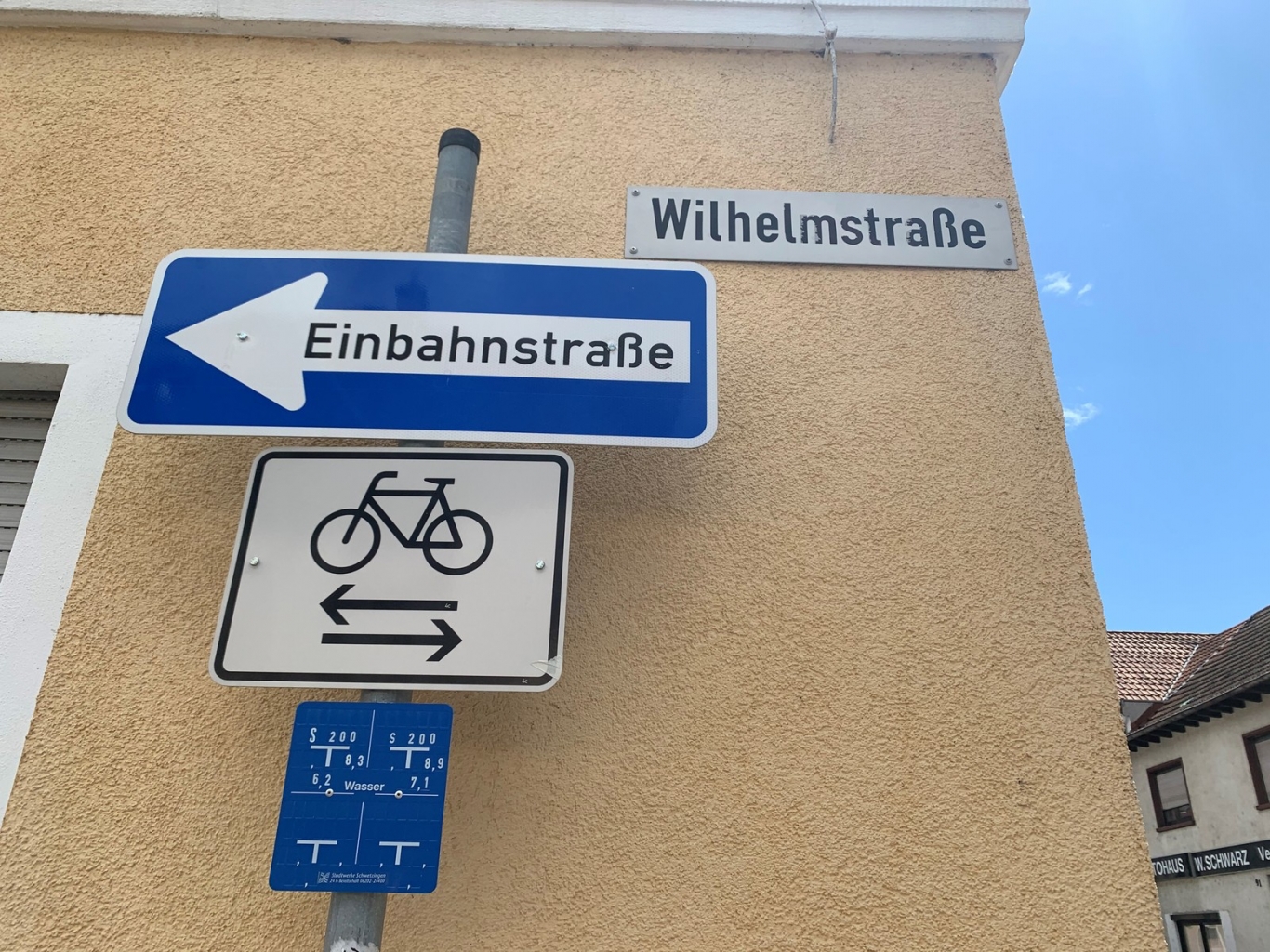 Bild von Wilhelmstraßen- und Einbahnstraßenschild