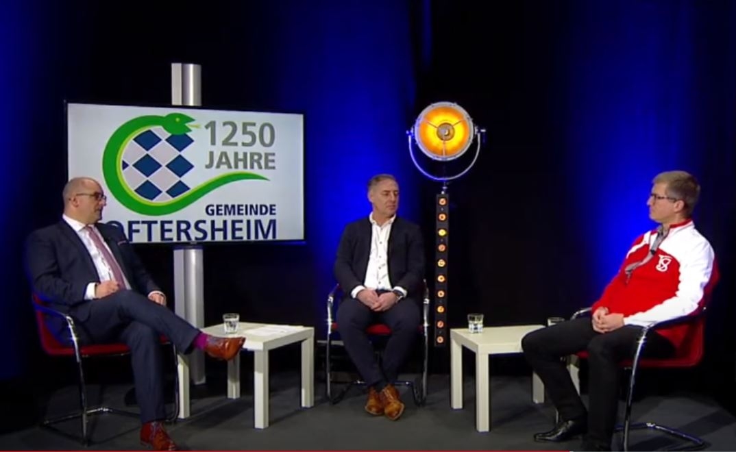 Bürgermeister Geiß im Gespräch mit Detlef Bechtel vom Vereinskartell und Markus Lauff vom Vorstand des TSV Oftersheim
