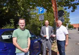 Das zweite stadtmobil-CarSharing Auto steht jetzt in Oftersheim. Bei der Übergabe vlnr: Klimaschutzmanager Martin Hirning, Bürgermeister Pascal Seidel und Dieter Netter von stadtmobil.
