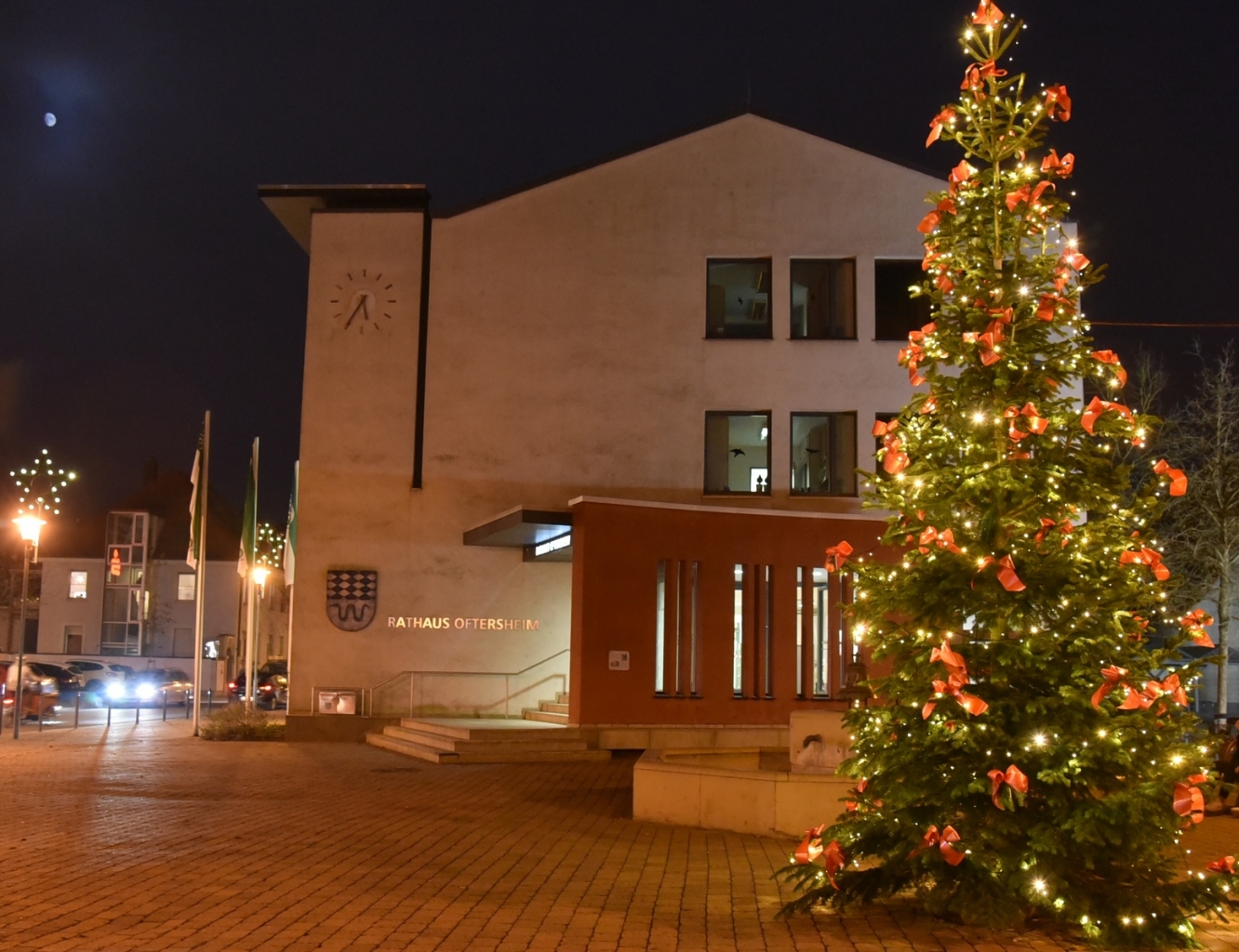 Adventsstimmung mit leuchtendem Weihnachtsbaum vor dem Rathaus