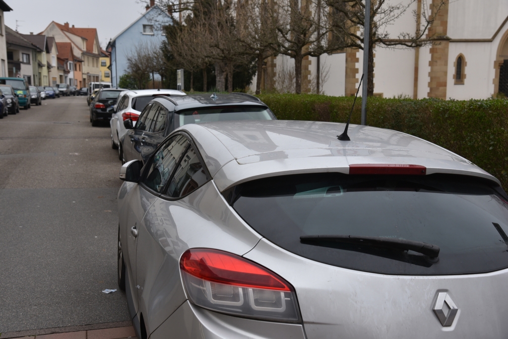 Parkende Autos in der Bismarckstraße