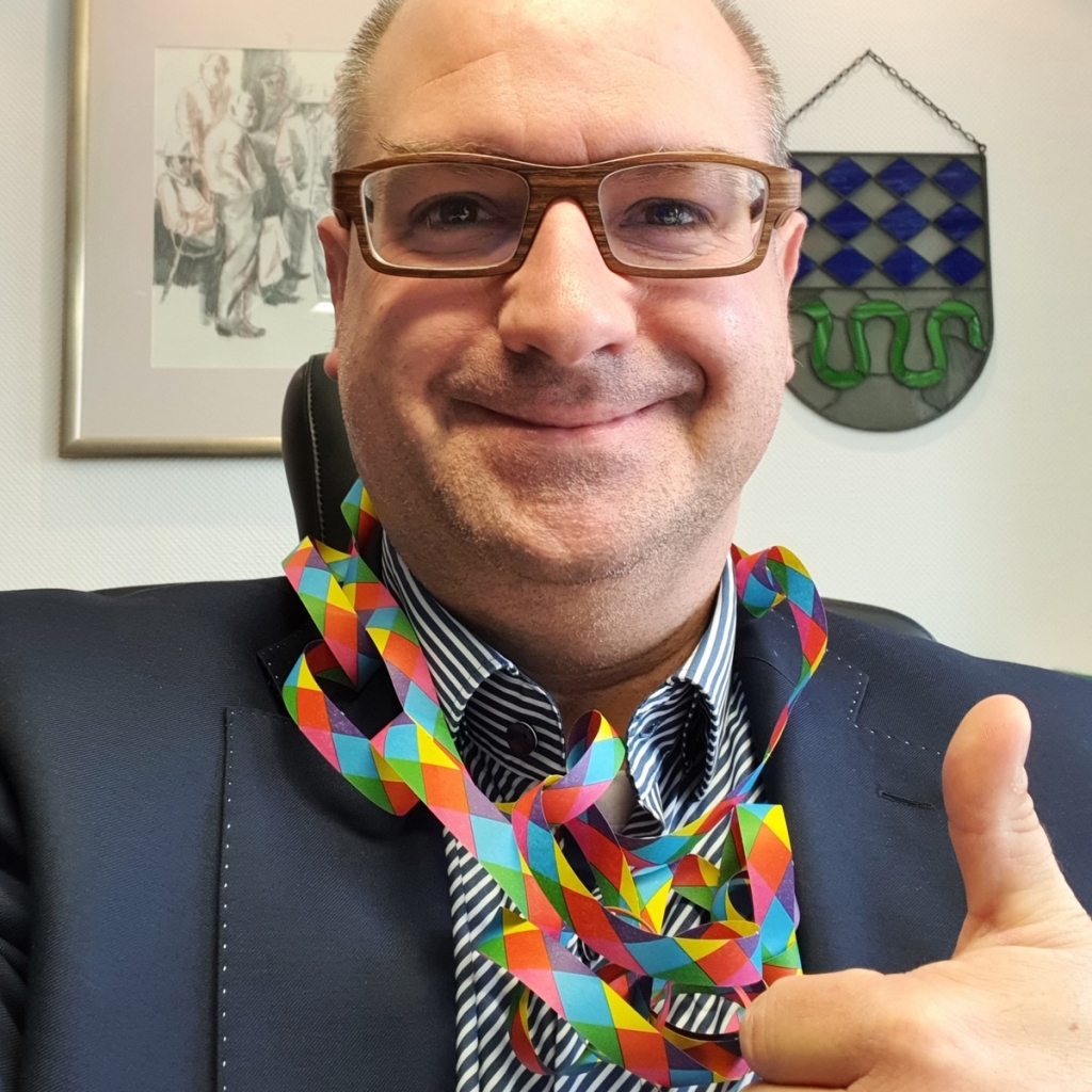 Bürgermeister Jens Geiß mit Luftschlangen dekoriert...
