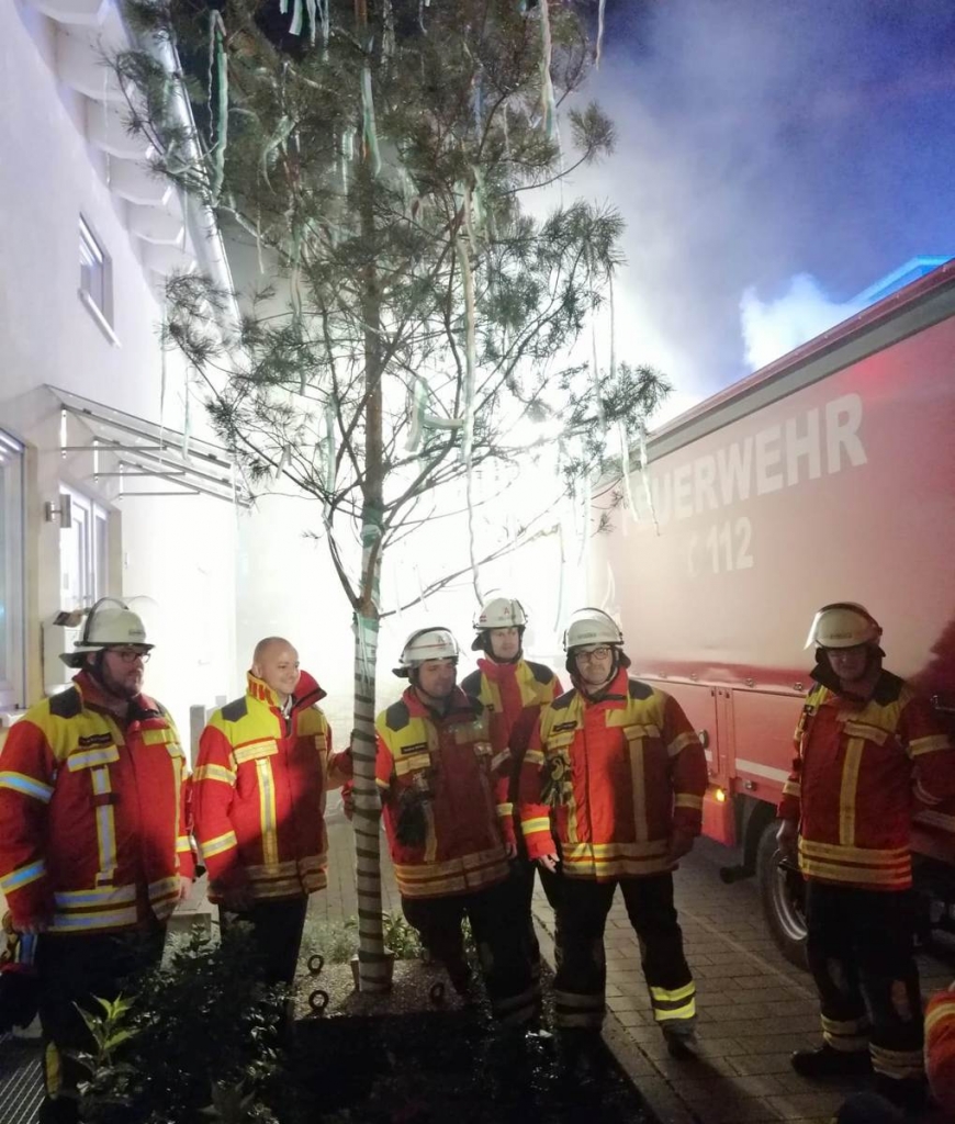 Die Freiwillige Feuerwehr Oftersheim stellt dem neuen Bürgermeister Pascal Seidel einen Ehrenbaum auf.