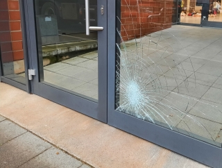 Vandalismus: Die Glassicherheitstür am Notausgang der Roland-Seidel-Halle muss ausgetauscht werden.