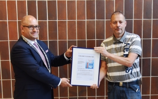 Bürgermeister Jens Geiß ehrt Gemeinderat Rüdiger Laser für 10 Jahre Gemeinderatsarbeit.