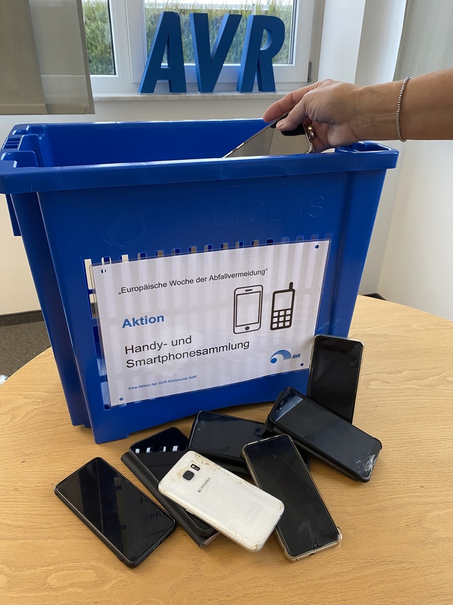 Mobiltelefonsammlung mit einer blauen Kiste. Bild: AVR
