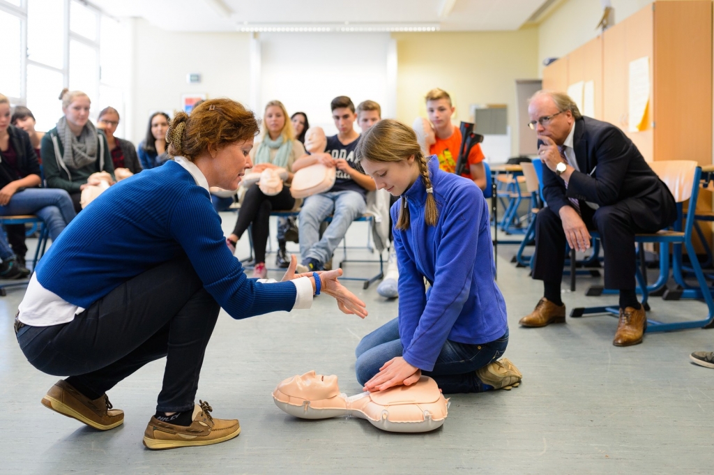 Ein Schulkind übt unter Anleitung die Herzdruck-Massage. Foto: Deutscher Rat für Wiederbelebung e.V. (GRC)