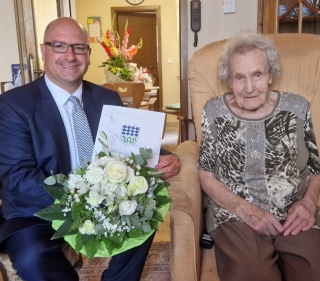 Bürgermeister Jens Geiß gratulierte Martha Schwarz zu ihrem 100. Geburtstag (Foto: Gemeinde)